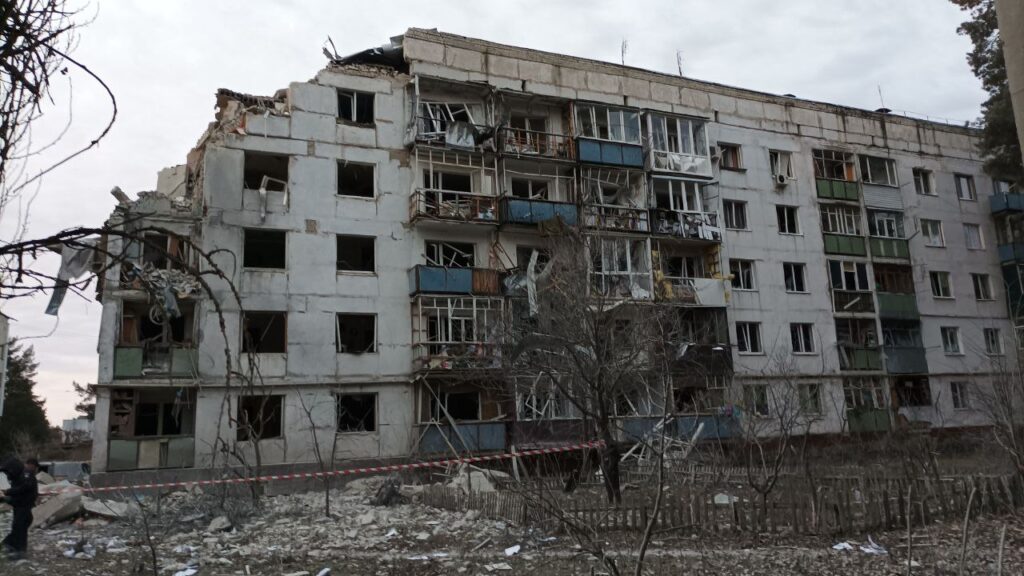 Окупанти вдарили ракетою по багатоповерхівці на Харківщині: є поранені