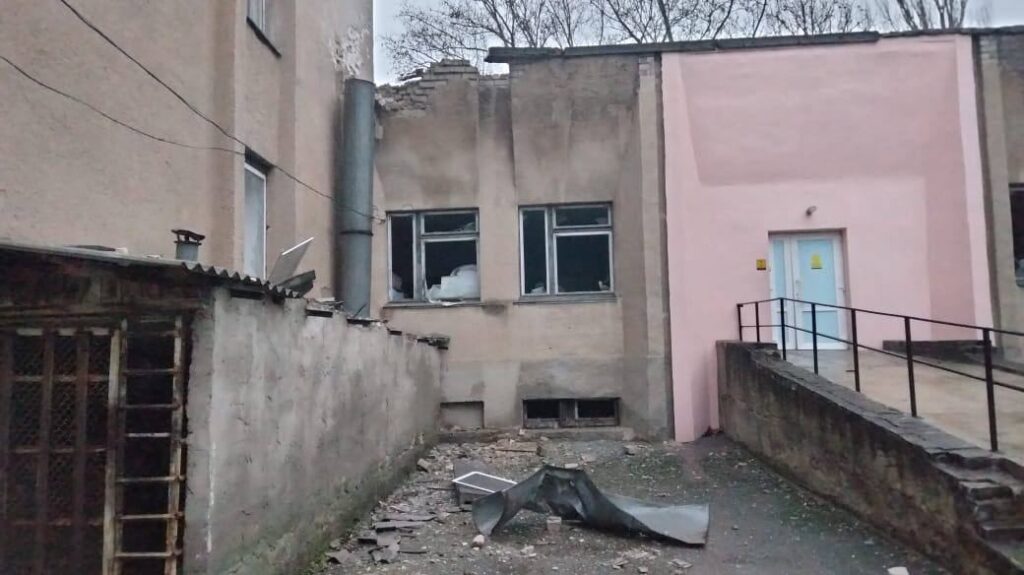Росіяни обстріляли дві лікарні на Херсонщині