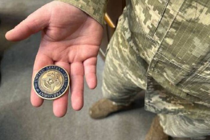 Капітан ЗСУ Павло Чернявський отримав “командирську монету” від Байдена: що означає ця відзнака