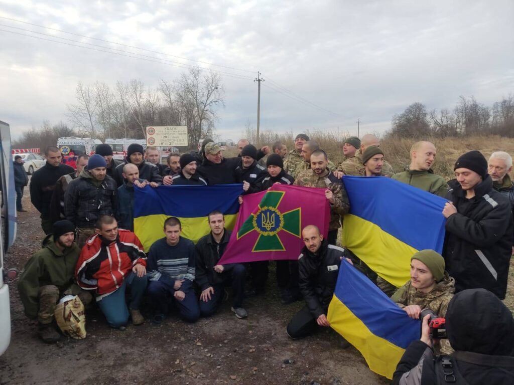 Оборонці Маріуполя та “Азовсталі” з Оленівки: з полону повернулось 50 українських військовослужбовців