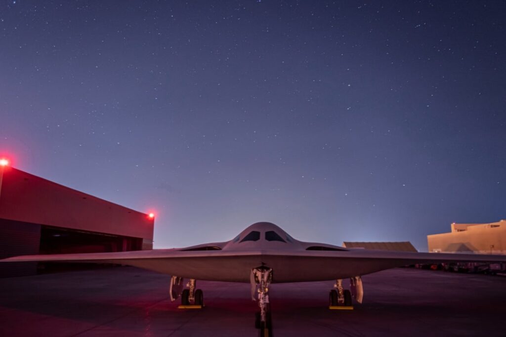 В США презентовали новейший бомбардировщик-невидимку B-21 Raider, способный нести ядерное оружие