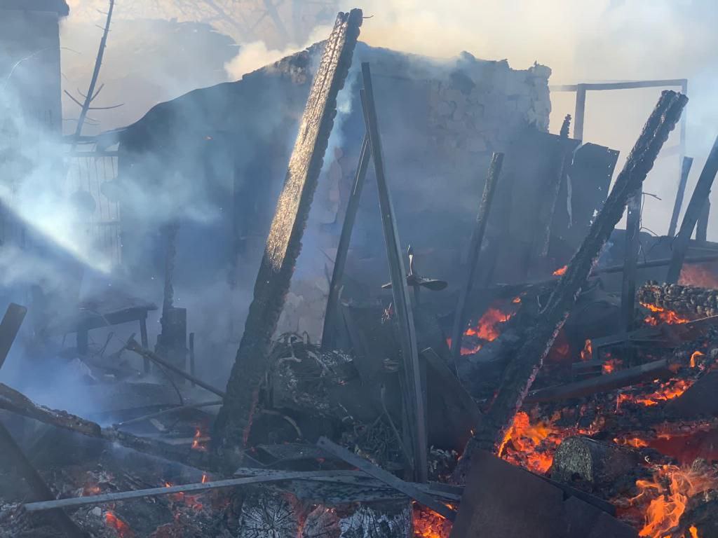 Пошкодили вісім багатоповерхівок та приватні будинки, є поранені: окупанти масовано обстріляли Донеччину