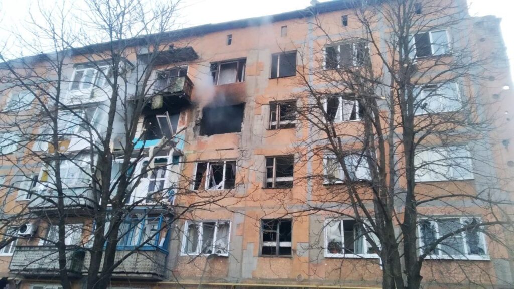 Пошкоджені багатоповерхівки та приватні будинки, є постраждалі: військові РФ вдарили по семи населених пунктах Донеччини