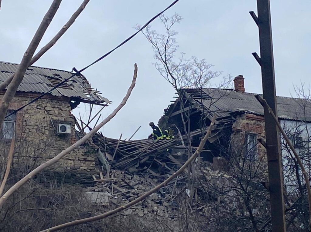 Окупанти вдарили по Корабельному району Херсона, є загиблий