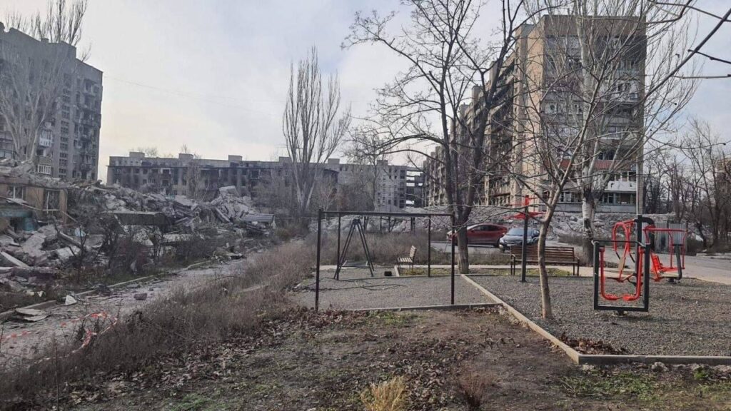 Російські окупанти готуються знести квартал у Маріуполі