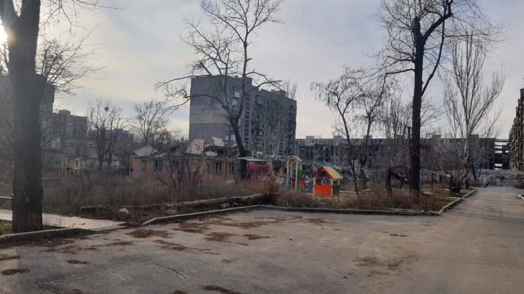 Зневага до пам’яті загиблих: росіяни хочуть встановити на руїнах Маріуполя новорічну ялинку
