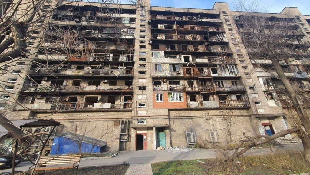 “Люди просто замерзають”: в окупованому Маріуполі пошкоджені окупантами квартири заливає дощем