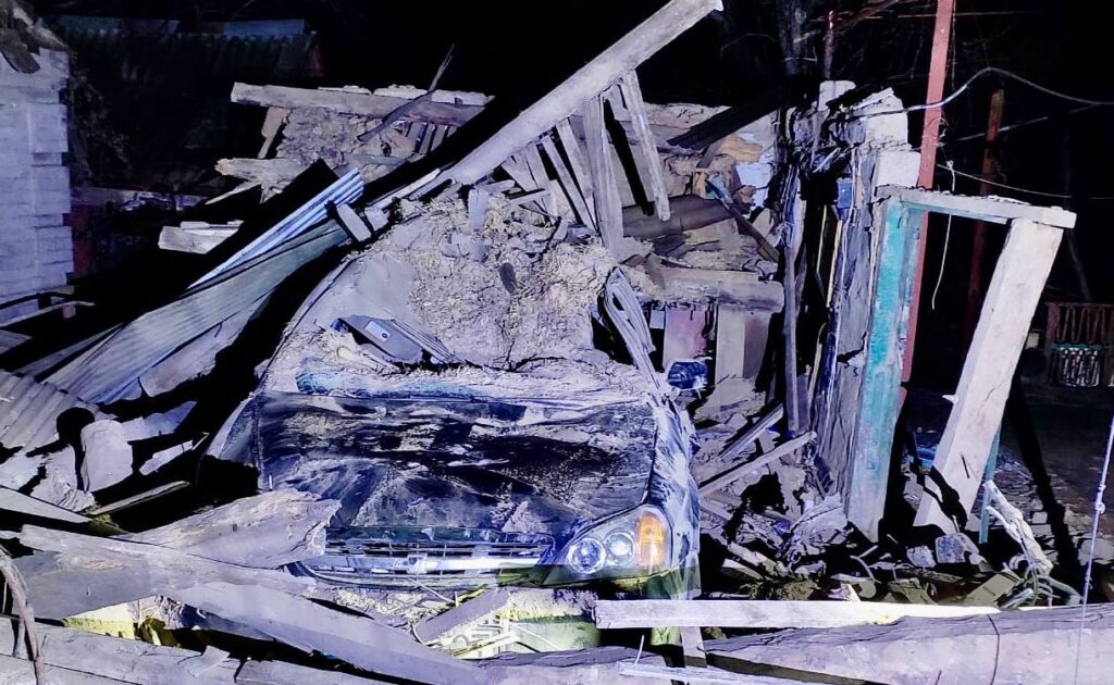 Росіяни вдарили з “Градів” та артилерії по трьох громадах Дніпропетровщини: пошкоджені приватні будинки