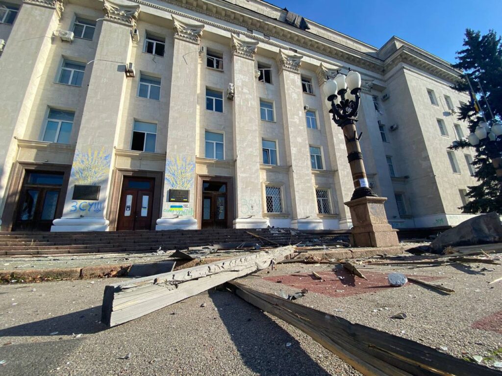 Российские оккупанты обстреляли Херсон: три человека ранены