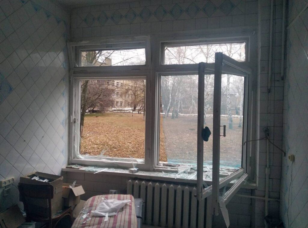 Російські війська обстріляли Харківщину: пошкоджена лікарня та поранений фельдшер