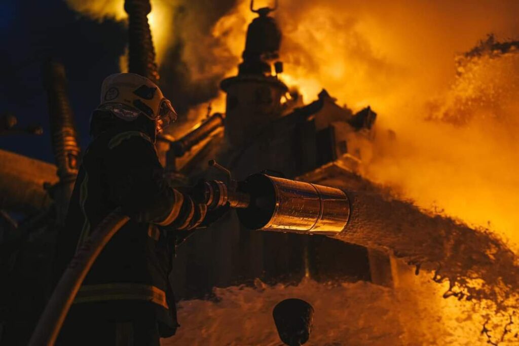 Атака дронів на Київ: рятувальники показали фото наслідків