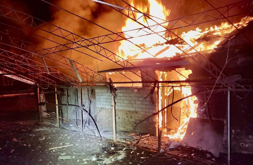 Росіяни з “Градів” обстріляли Дніпропетровщину: понівечені будинки та лінії електропередач