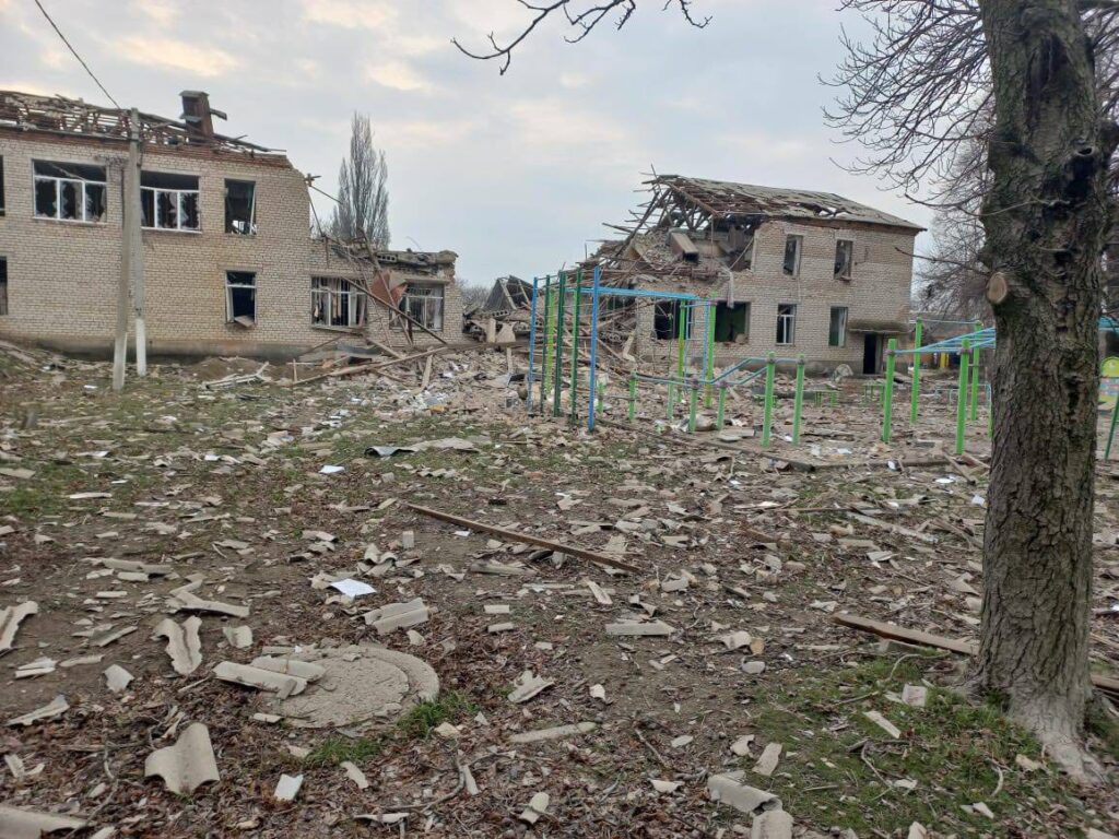 Російські війська ракетами зруйнували дві школи на Запоріжжі: фото