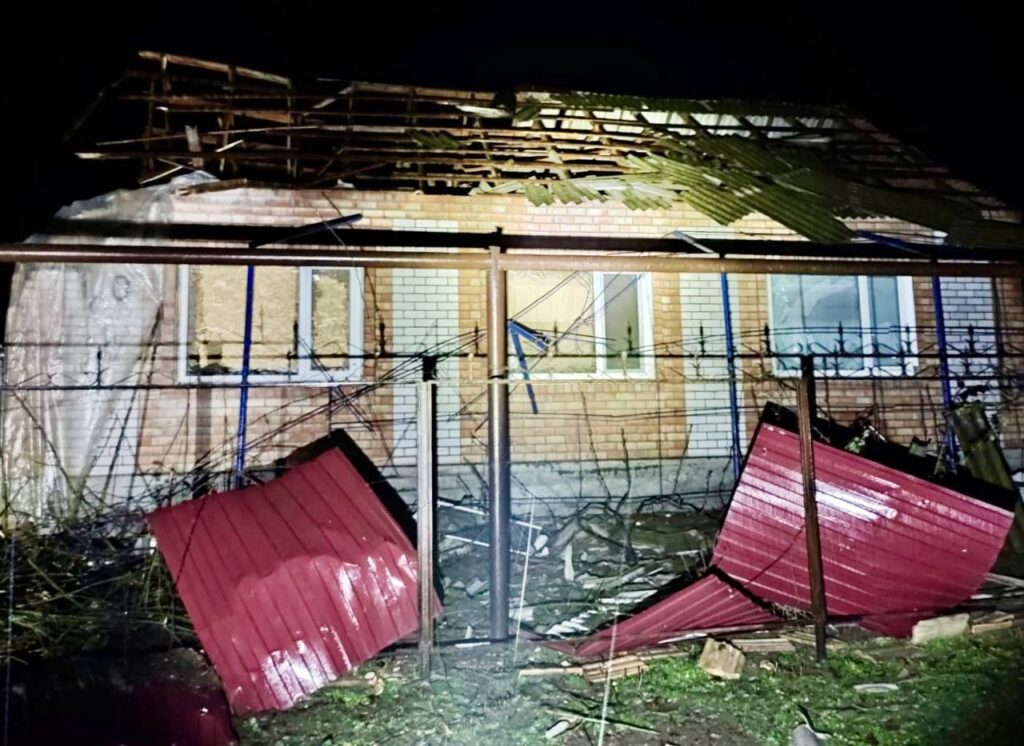 Росіяни із “Градів” та важкої артилерії атакували Дніпропетровщину: понівечені приватні будинки