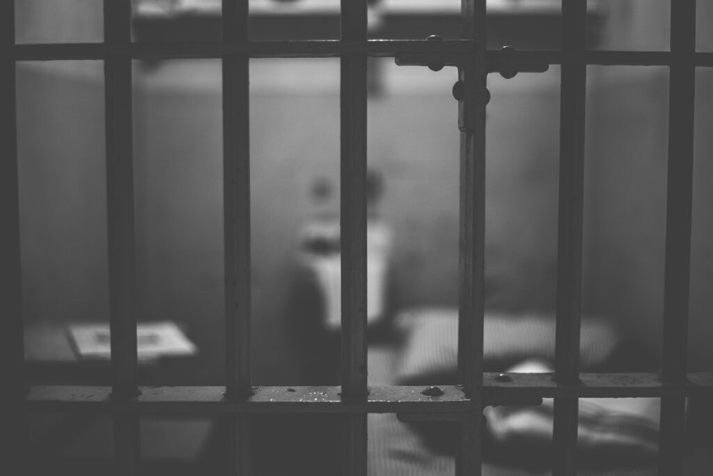 ​​Організовували та брали участь у кримінальних “сходках”: у Києві затримали авторитетних “ворів у законі” “Умку” та “Лашу Свана”