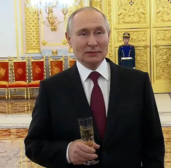 Путін за келихом шампанського розповів, як він “помстився” Україні за удар по Керченському мосту