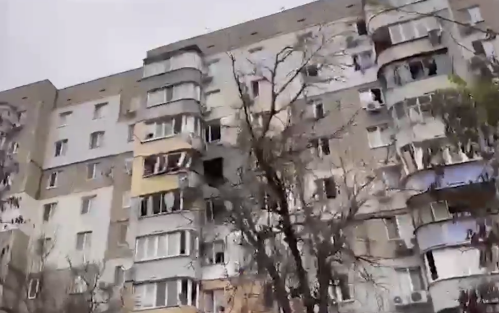 Війська РФ обстріляли багатоповерхівку у Херсоні: відео