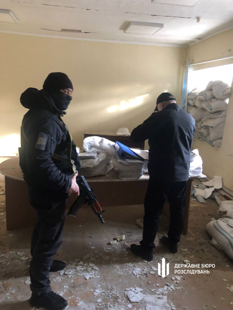 Не встигли знищити під час відступу: ДБР виявили велику кількість важливих документів окупантів на Харківщині