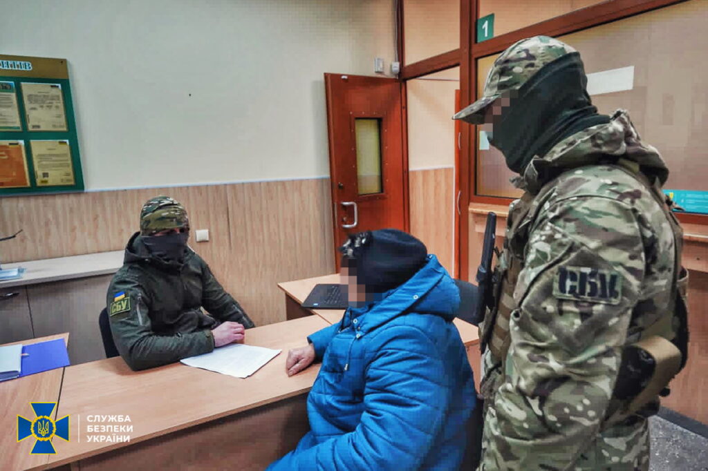 Пропонувала “сухпайки” РФ за підтримку окупаційної влади: СБУ у Лимані затримали чергову колаборантку