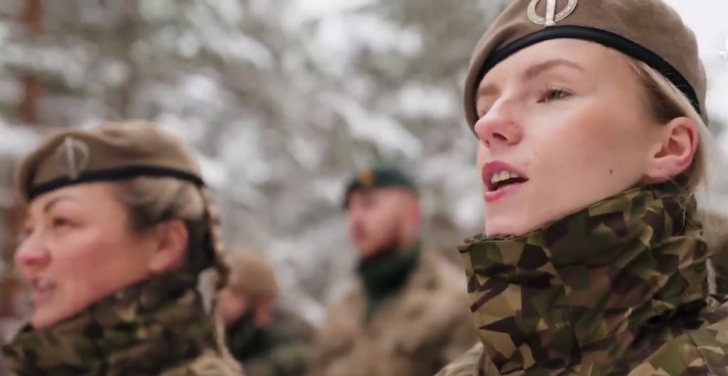 Сержанти й офіцери країн НАТО а капела заспівали “Щедрик”: неймовірне відео
