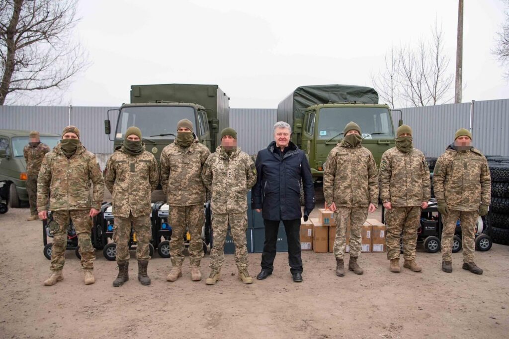 Треба повернути закупівлі для ЗСУ через Prozorro і право командирам відмовлятись від неякісних харчів – Порошенко на східному фронті