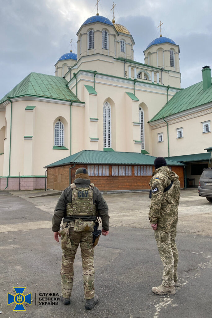 Агітаційні листівки Медведчука та російські “триколори”: СБУ провела обшуки на об’єктах УПЦ МП у чотирьох областях України