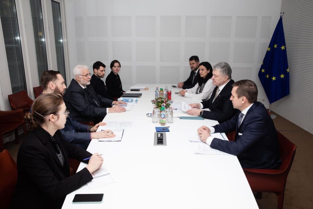 ППО, літаки, ракети великої дальності і танки – про що Порошенко говорив у Європарламенті