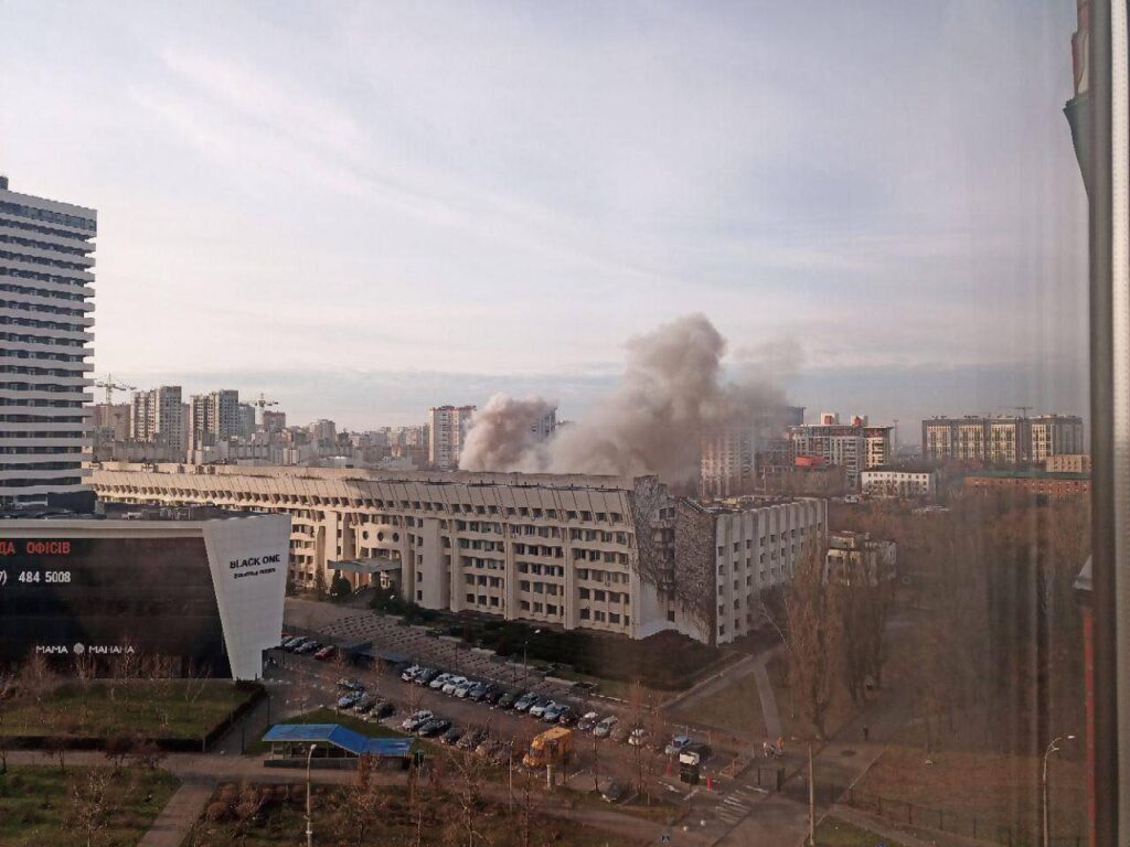 Від ракетного удару росіян постраждали корпуси університету Шевченка у Києві: фото