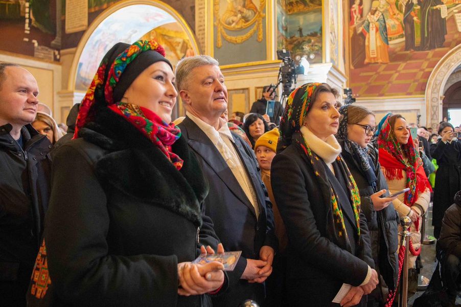 Гаптована сорочка і традиційна хустка – як Порошенки до Лаври ходили
