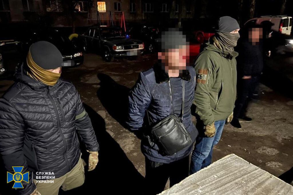 Охороняв катівню росіян, де “вибивали” згоду на співпрацю: СБУ затримала чергового колаборанта