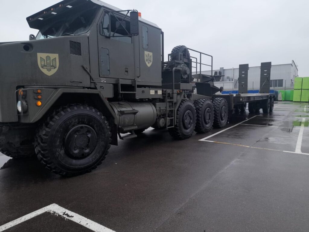 Порошенко показав, як найбільший танковий тягач Oshkosh везе на фронт броньовики Spartan