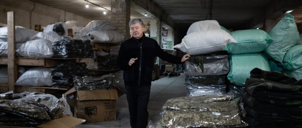 Порошенко предлагает большим волонтерским фондам скоординировать свои действия для большей эффективности