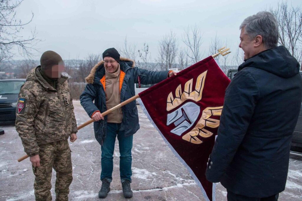 Порошенко привіз героїчній 46-й бригаді прапор і коїни – відзнаки натівського зразка