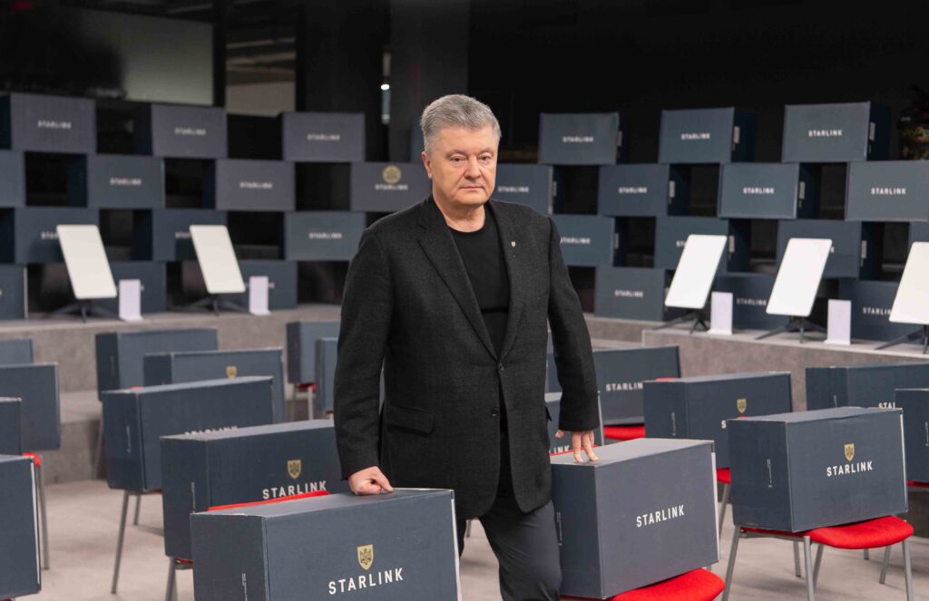 Порошенко з волонтерами купив 80 “Старлінків” для потреб ЗСУ – допоможуть арті і розвідці карати русню