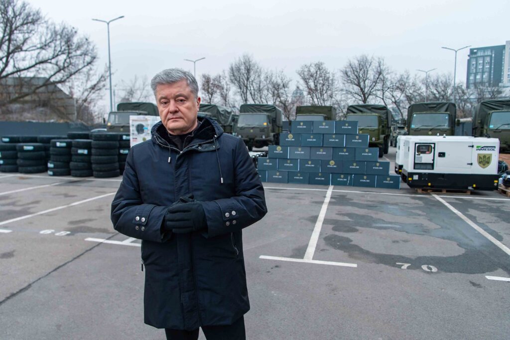 Порошенко знову їде на східний фронт – везе допомогу кільком бригадам ЗСУ