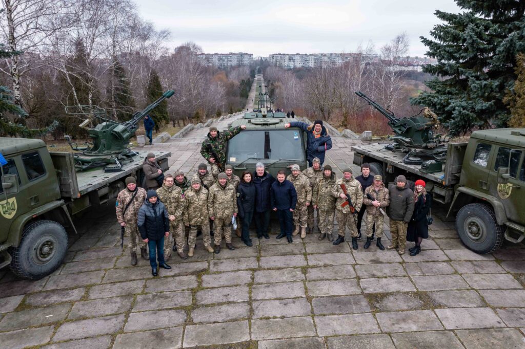 Порошенко передав у Рівне 5 «мисливців за шахедами» – вантажівки DAF, обладнані зенітними установками