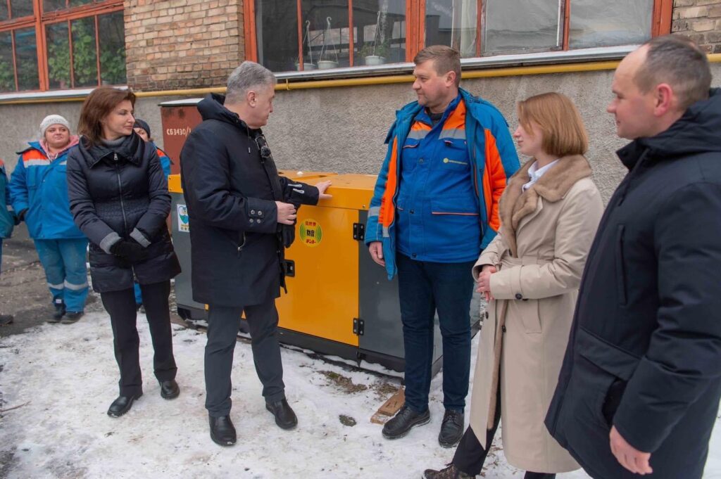 Порошенки передали ще один потужний генератор комунальникам столиці: забезпечить тепло в Голосіївському районі
