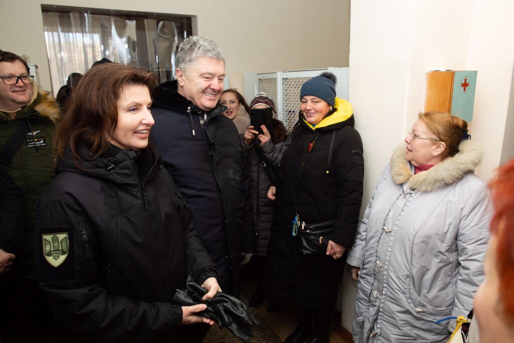 Порошенко с херсонскими волонтерами спели «Батько наш Бандера»