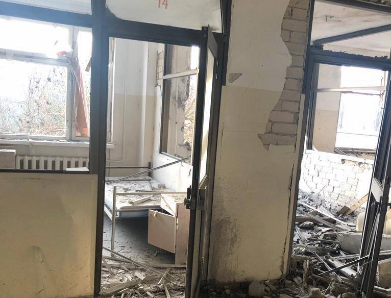 Війська РФ у новорічну ніч вдарили по дитячій лікарні у Херсоні: фото