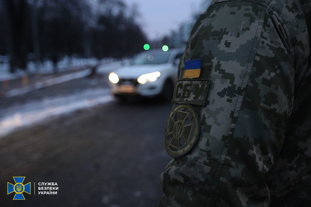 Примушувала голосувати на псевдореферендумі та “здавала” місцевих патріотів: СБУ затримала колаборантку у Миколаєві