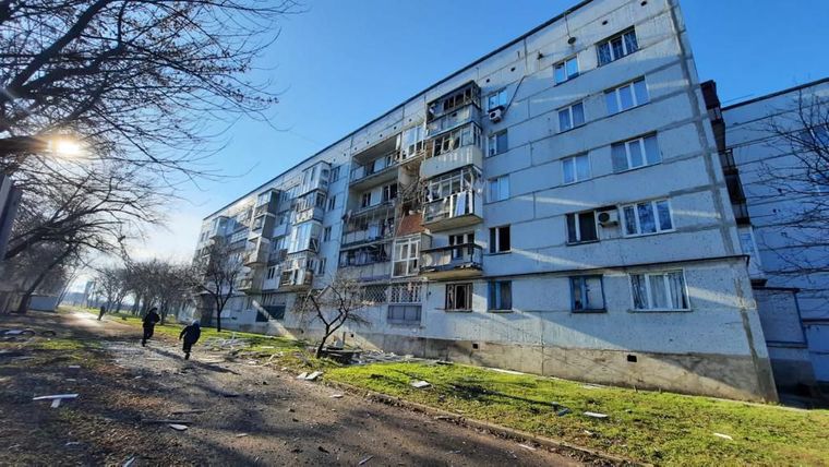 Російські окупанти обстріляли Курахове на Донеччині: одна людина загинула, дві поранені