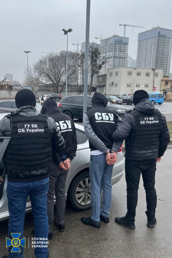 Громадянство за десять тисяч доларів: СБУ затримала зловмисників, які продавали українські паспорти росіянам