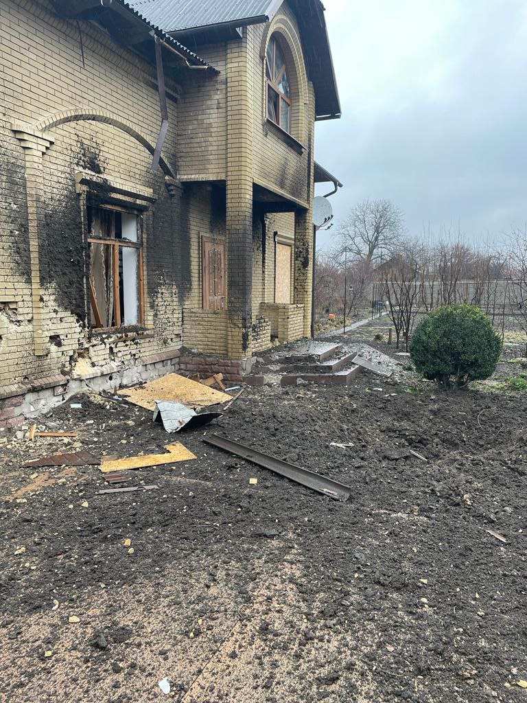Пошкодили багатоповерхівки та приватний будинок, є поранений: військові РФ вдарили по Кураховому на Донеччині
