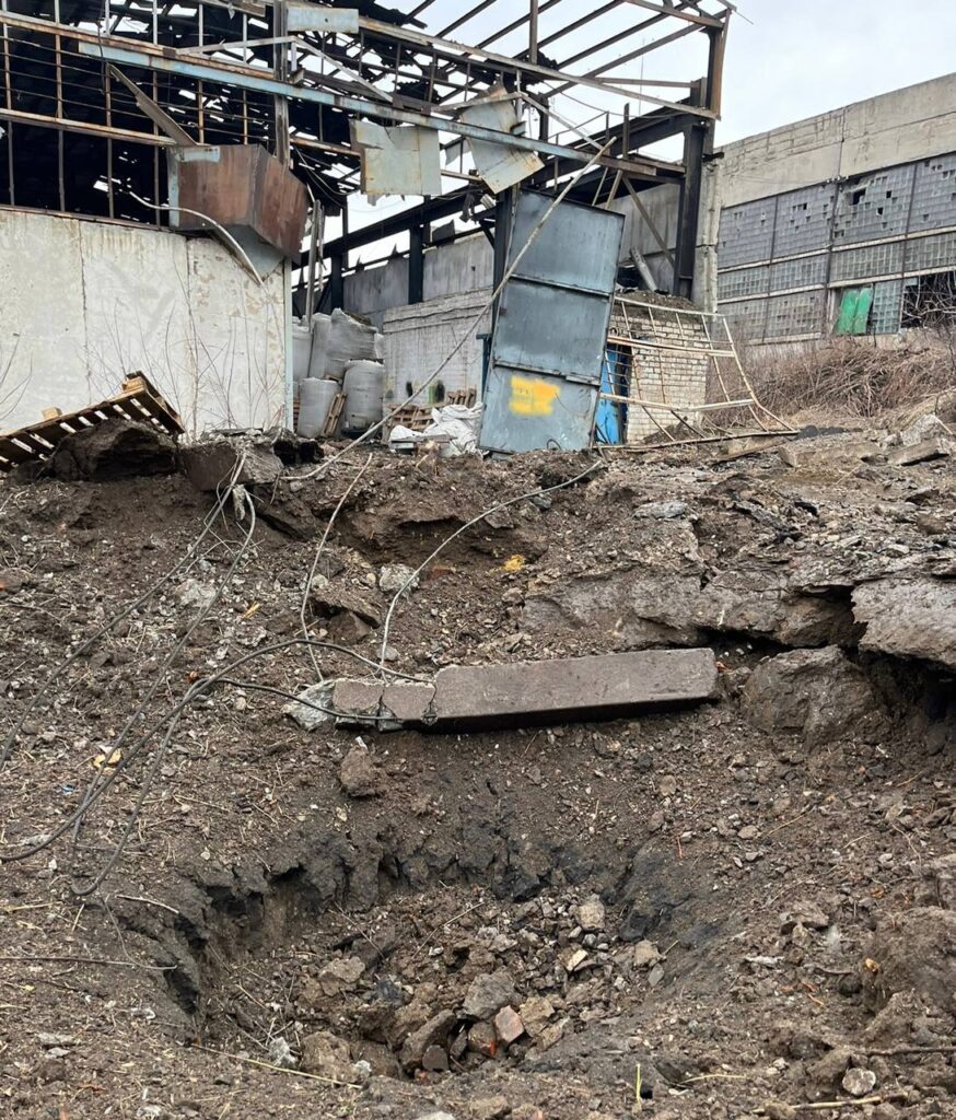 Пошкоджено будинки, приватне підприємство та пансіонат: росіяни обстріляли три прикордонні райони Харківщини