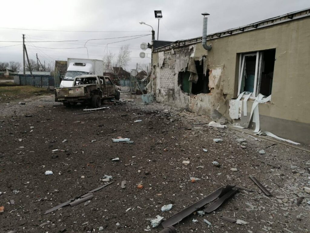 Одного чоловіка поранено, ще двоє підірвались на міні окупантів: росіяни обстріляли три прикордонні райони Харківщини