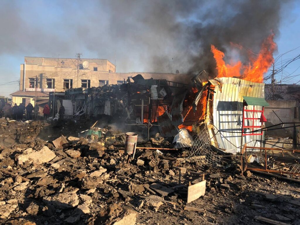 Війська РФ обстріляли ринок у Шевченковому на Харківщині: семеро постраждалих, є загибла