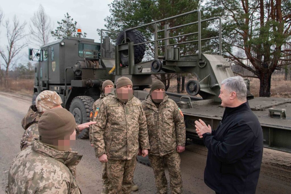 Порошенко передав артбригаді тягач «Oshkosh» і повідомив, що союзники за результатами Рамштайну можуть дати ще два десятка таких машин