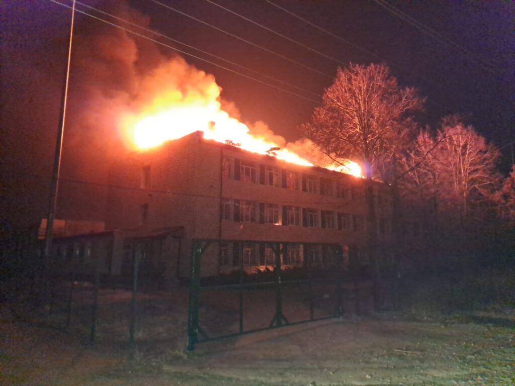 Нові обстріли: у Запоріжжі спалахнула пожежа, у Часовому Яру горять школа, багатоповерхівки та приватний сектор