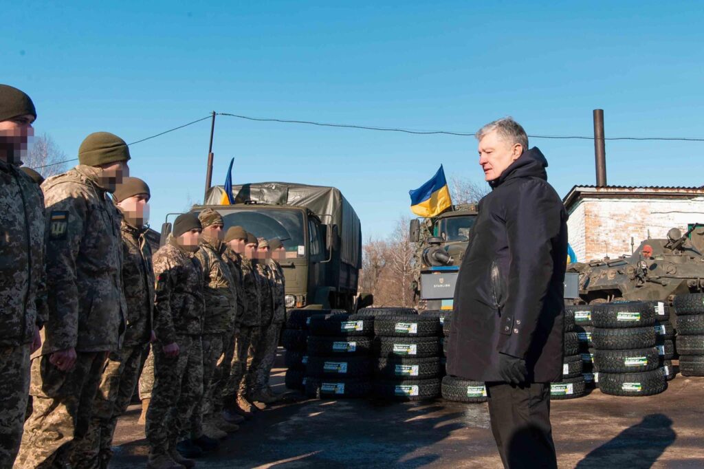 Порошенко привіз допомогу на північний фронт: маємо зробити все, щоб ЗСУ були готові до наступу