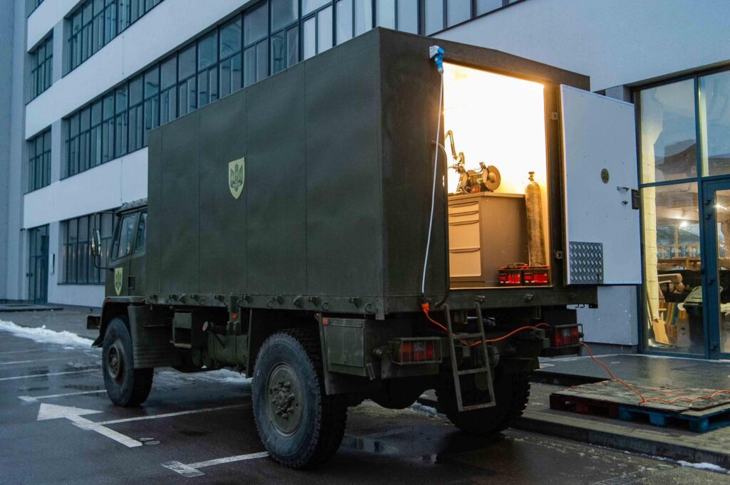 Універсальний DAF: Порошенко показав першу пересувну фронтову майстерню, яку віддають на тестування десантникам